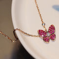 [Solara Jewelry ]HALSKEtte AUS ROTGold MIT SCHMETTERLINGEN UND ROTEN DIAMANTEN