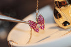 [Solara Jewelry ]HALSKEtte AUS ROTGold MIT SCHMETTERLINGEN UND ROTEN DIAMANTEN