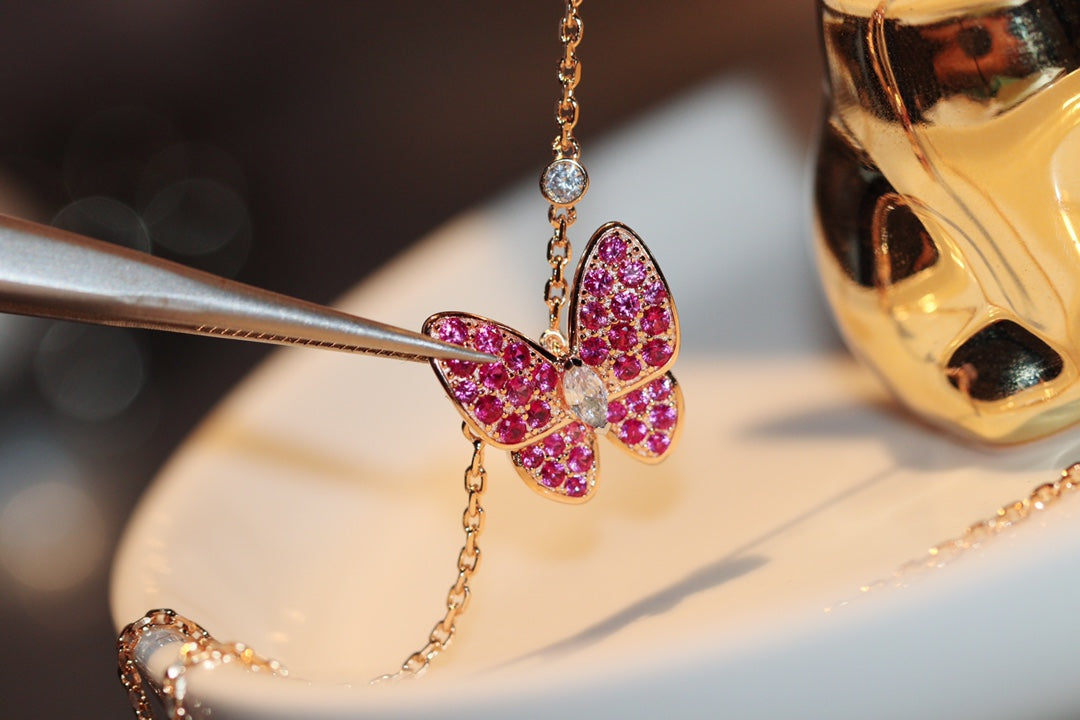 [Solara Jewelry ]HALSKEtte AUS ROTGold MIT SCHMETTERLINGEN UND ROTEN DIAMANTEN