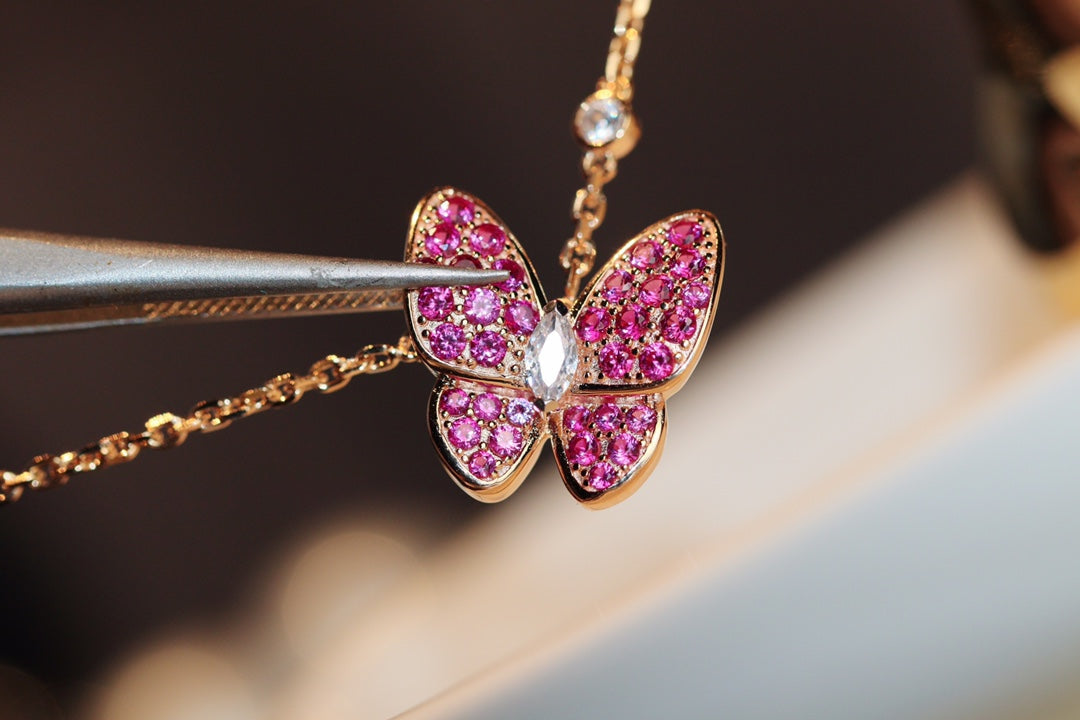 [Solara Jewelry ]HALSKEtte AUS ROTGold MIT SCHMETTERLINGEN UND ROTEN DIAMANTEN