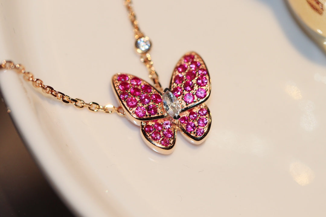 [Solara Jewelry ]HALSKEtte AUS ROTGold MIT SCHMETTERLINGEN UND ROTEN DIAMANTEN