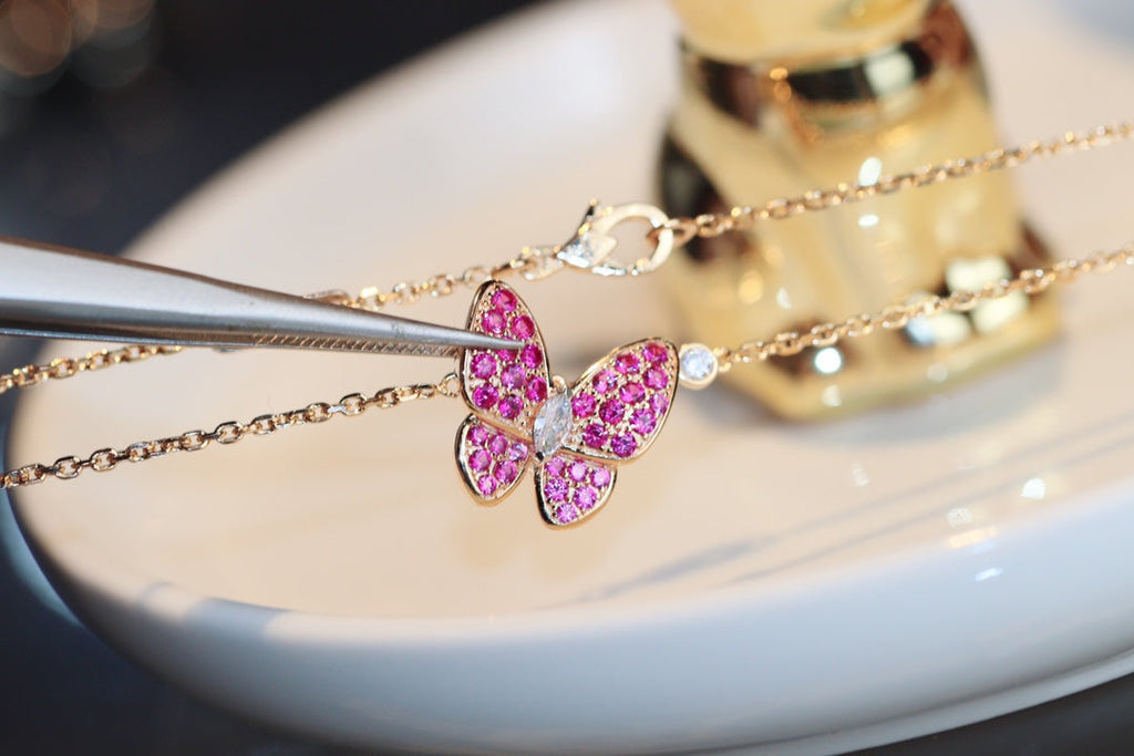 [Solara Jewelry ]HALSKEtte AUS ROTGold MIT SCHMETTERLINGEN UND ROTEN DIAMANTEN