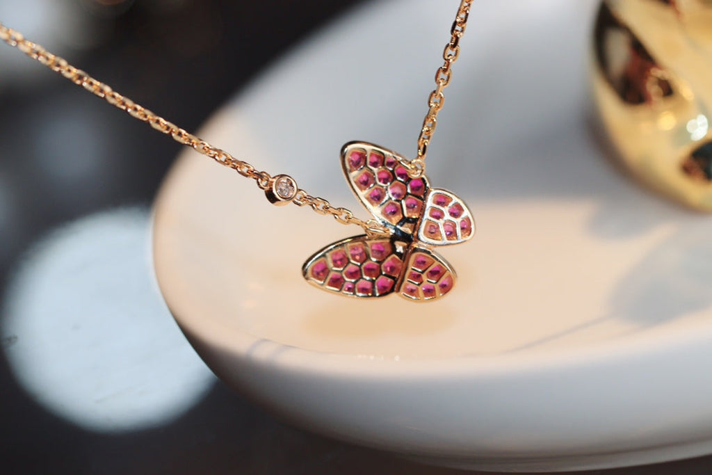 [Solara Jewelry ]HALSKEtte AUS ROTGold MIT SCHMETTERLINGEN UND ROTEN DIAMANTEN