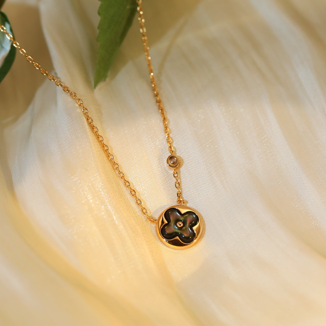 [Solara Jewelry ]SUN PEDANT PINK GOLD 1 DIAMOND NECKLACE