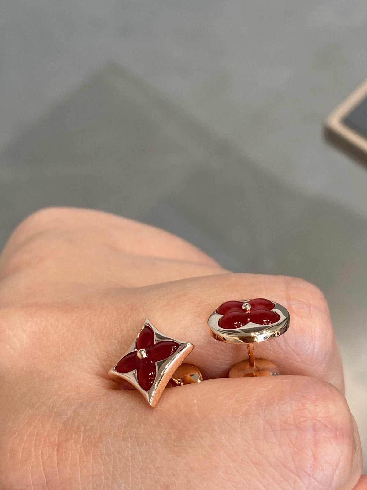 [Solara Jewelry ]STAR AND SUN PINK GOLD CARNELIAN STUD EARRINGS