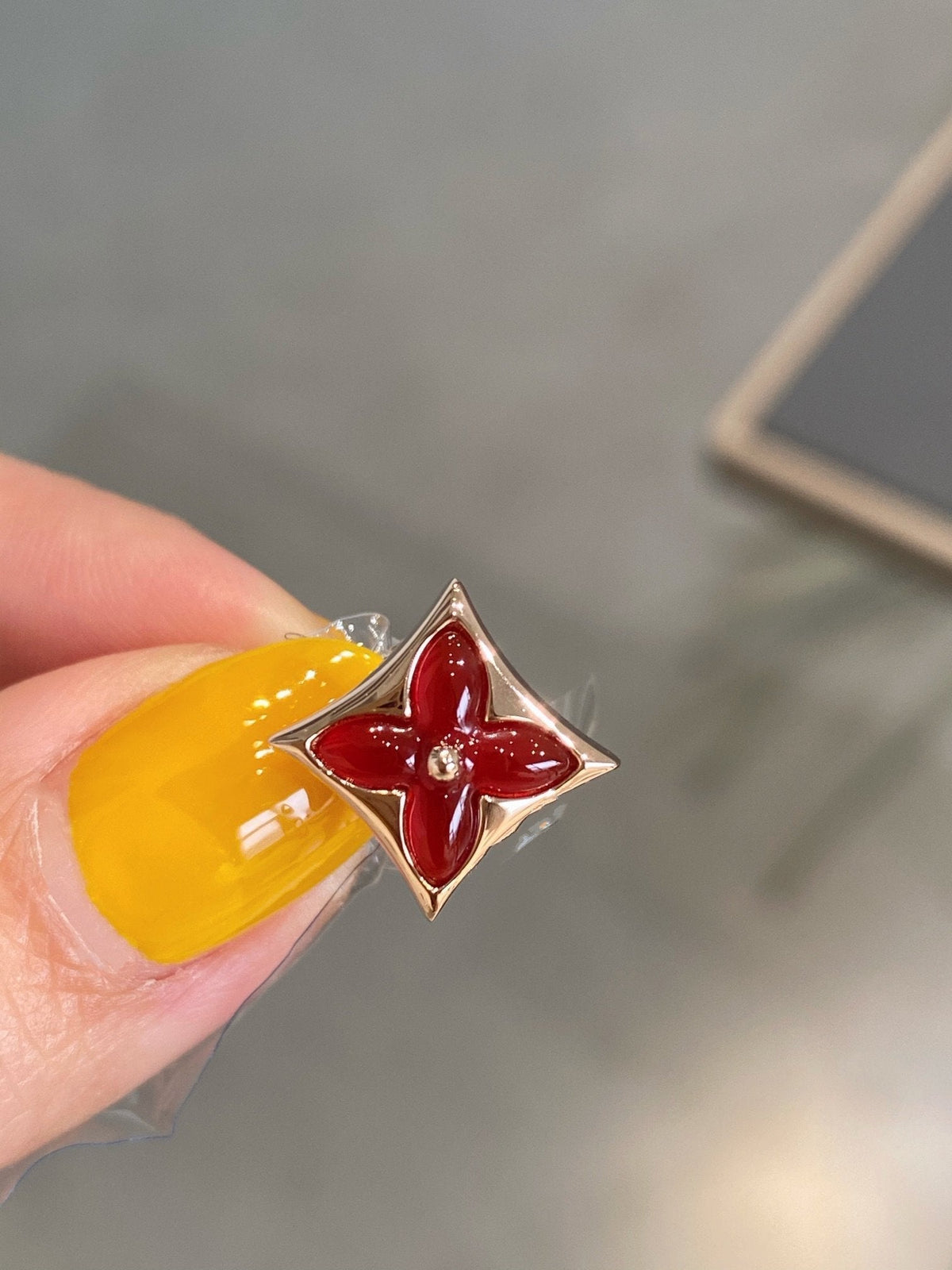[Solara Jewelry ]STAR AND SUN PINK GOLD CARNELIAN STUD EARRINGS