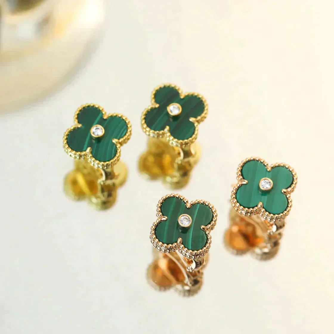 [Solara Jewelry ]CLOVER MEDIUM OHRRINGE MIT 1 MOTIV MALACHIT UND DIAMANTEN