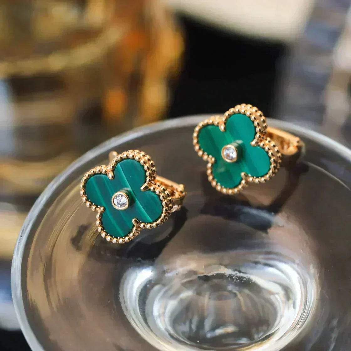[Solara Jewelry ]CLOVER MEDIUM OHRRINGE MIT 1 MOTIV MALACHIT UND DIAMANTEN