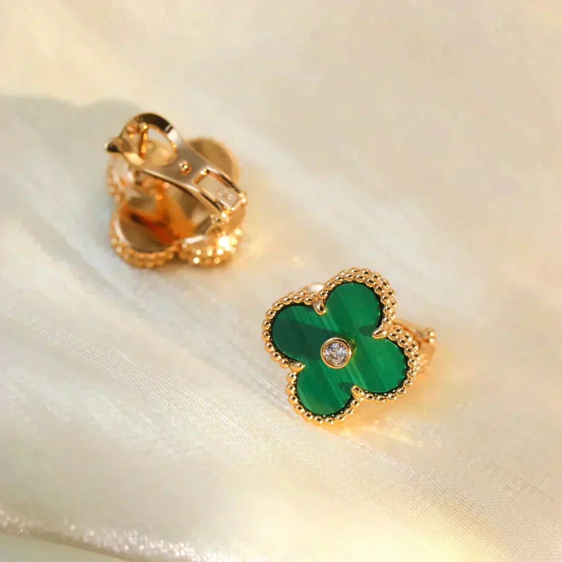 [Solara Jewelry ]CLOVER MEDIUM OHRRINGE MIT 1 MOTIV MALACHIT UND DIAMANTEN
