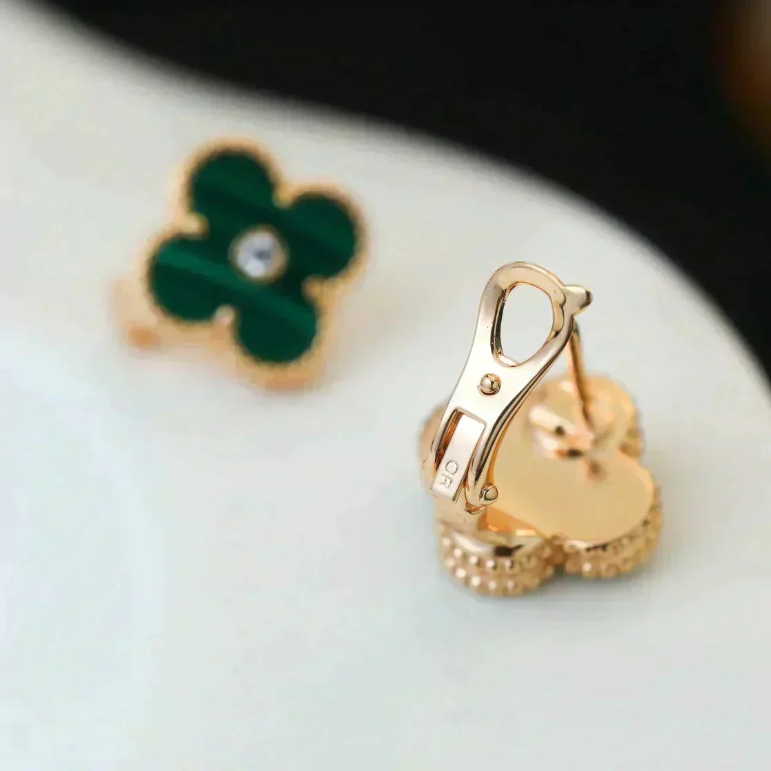 [Solara Jewelry ]CLOVER MEDIUM OHRRINGE MIT 1 MOTIV MALACHIT UND DIAMANTEN