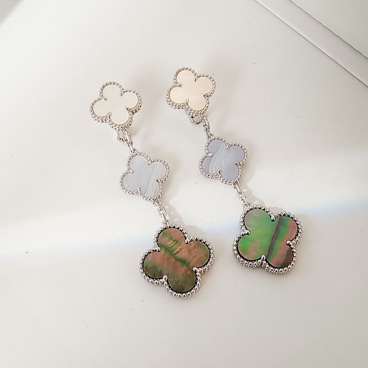 [Solara Jewelry ]クローバー 3モチーフ カルセドニー ダークMOP シルバー ピアス