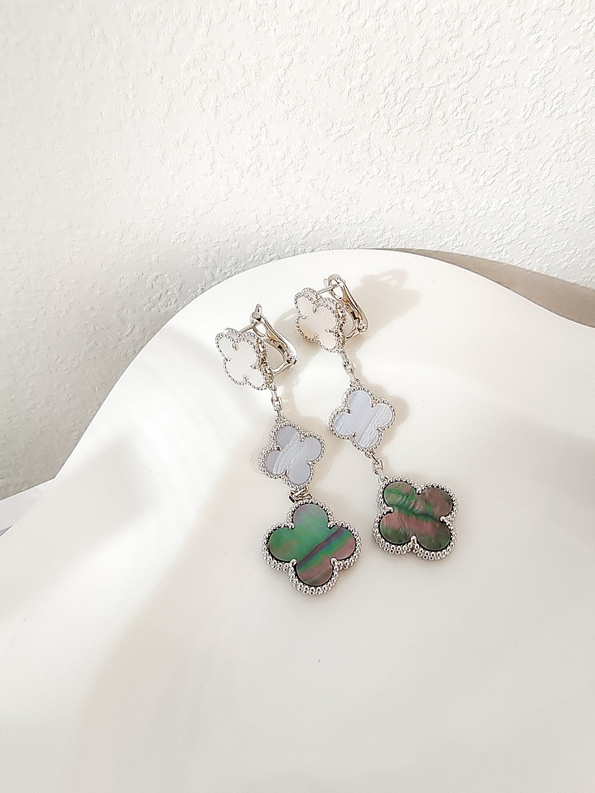 [Solara Jewelry ]クローバー 3モチーフ カルセドニー ダークMOP シルバー ピアス