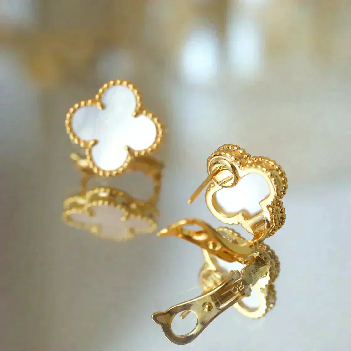 [Solara Jewelry ]KLEEBÜTE MITTLERE 1 MOTIVE WEISSE PERLMUTT-OHRSTECKER