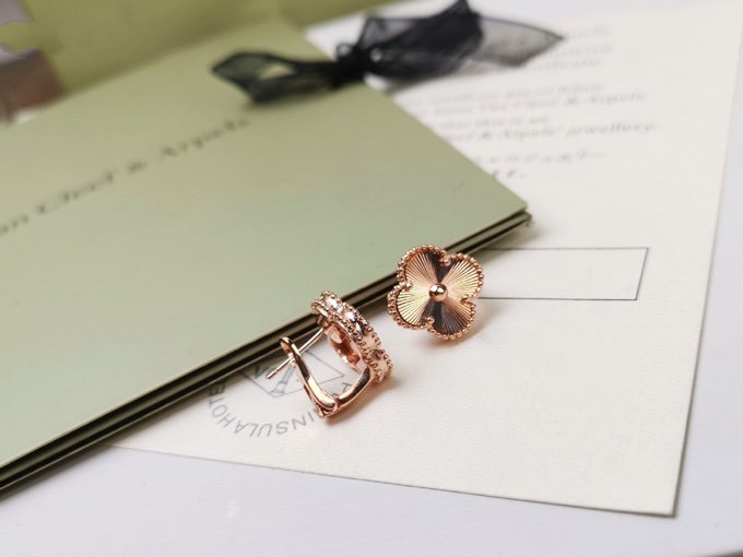 [Solara Jewelry ]CLOVER MEDIUM STUD EARRINGS