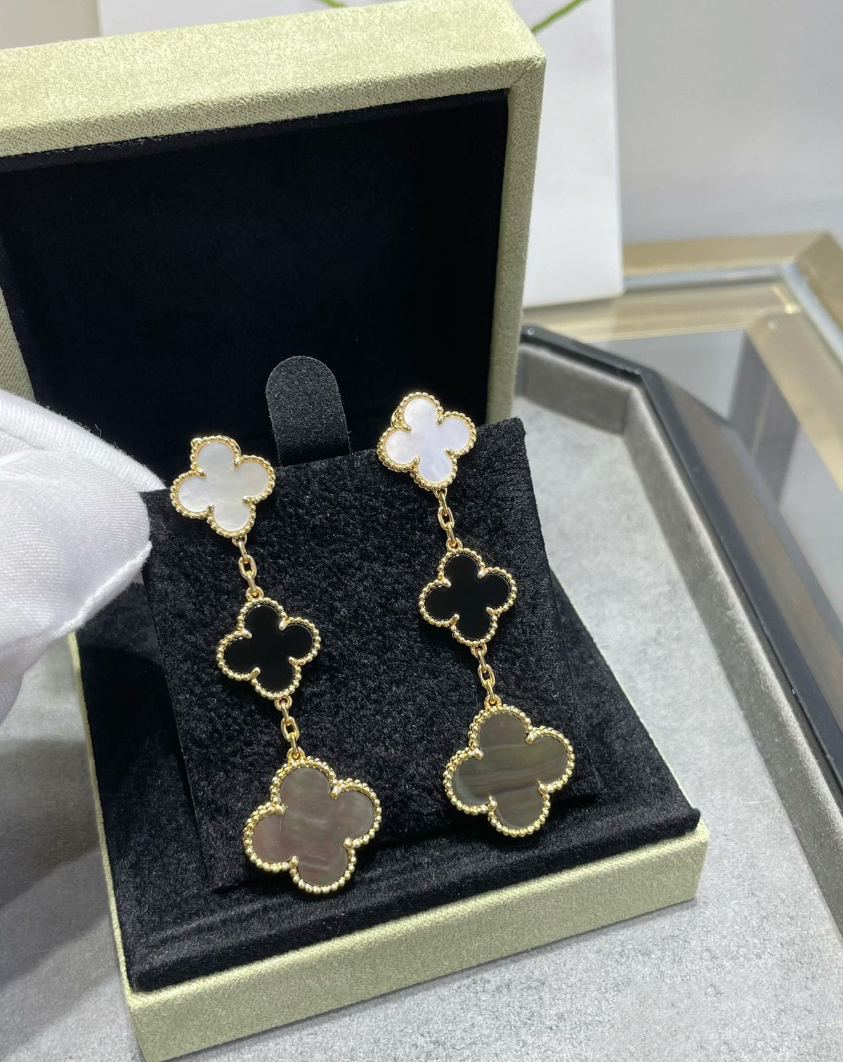 [Solara Jewelry ]CLOVER 3 MOTIF MOP ONYX DARK MOP PINK GOLD EARRINGS