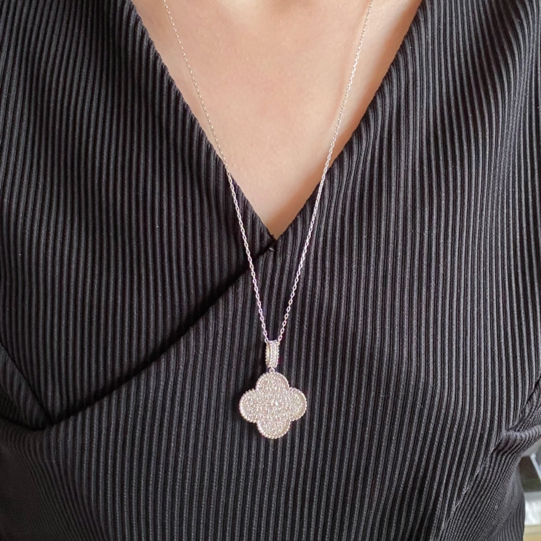 [Solara Jewelry] KLEEBRAUM 25MM GROSSER ANHÄNGER MIT DIAMANTEN BESETZTE LANGE HALSKETTE