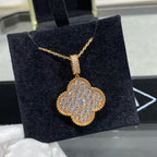 [Solara Jewelry] KLEEBRAUM 25MM GROSSER ANHÄNGER MIT DIAMANTEN BESETZTE LANGE HALSKETTE