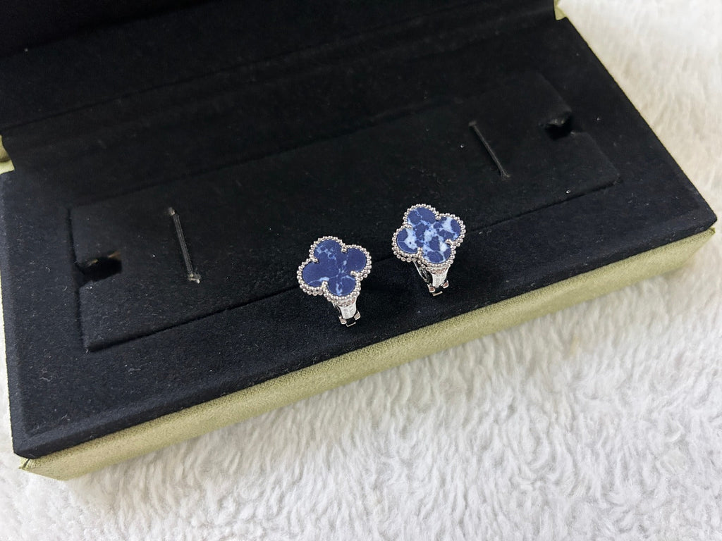 [Solara Jewelry ]CLOVER PIETERSITE MEDIUM STUD EARRINGS