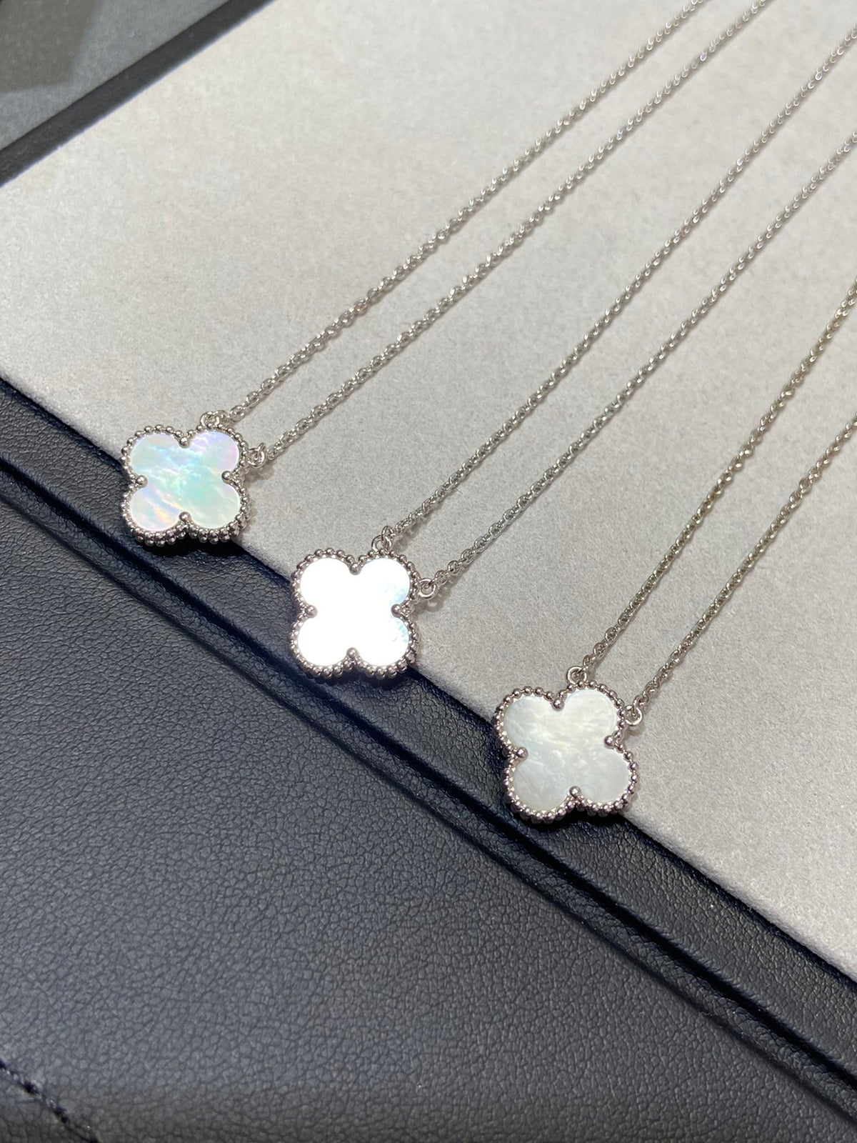 [Solara Schmuck ]KLEEBATT MITTLERE SILBERNE WEISSE PERLMUTT-HALSKETTE