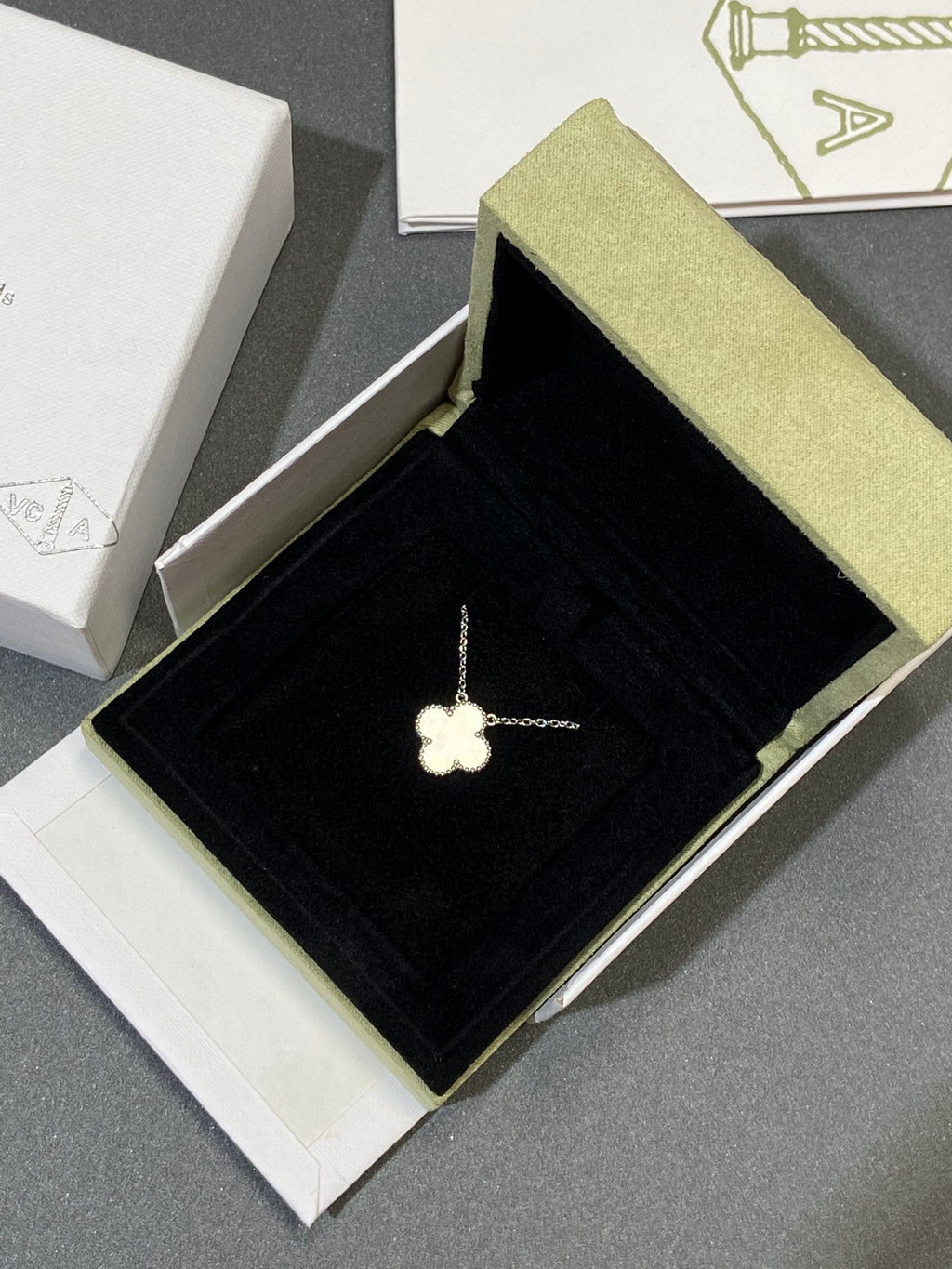 [Solara Jewelry ]CLOVER MEDIUM SILVER WHITE MOP NECKLACE