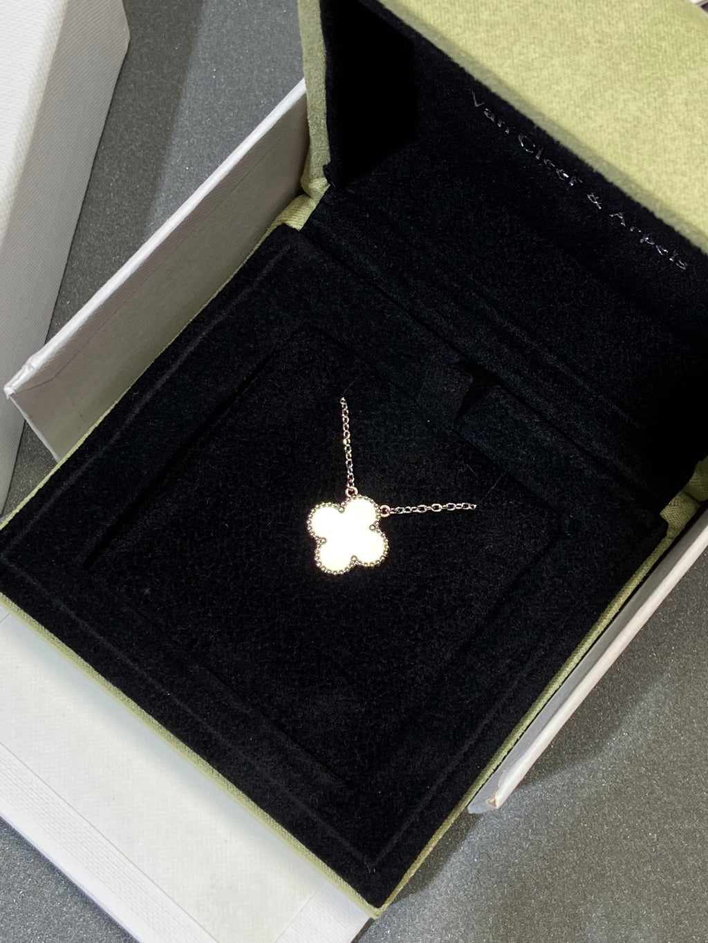 [Solara Jewelry ]CLOVER MEDIUM SILVER WHITE MOP NECKLACE