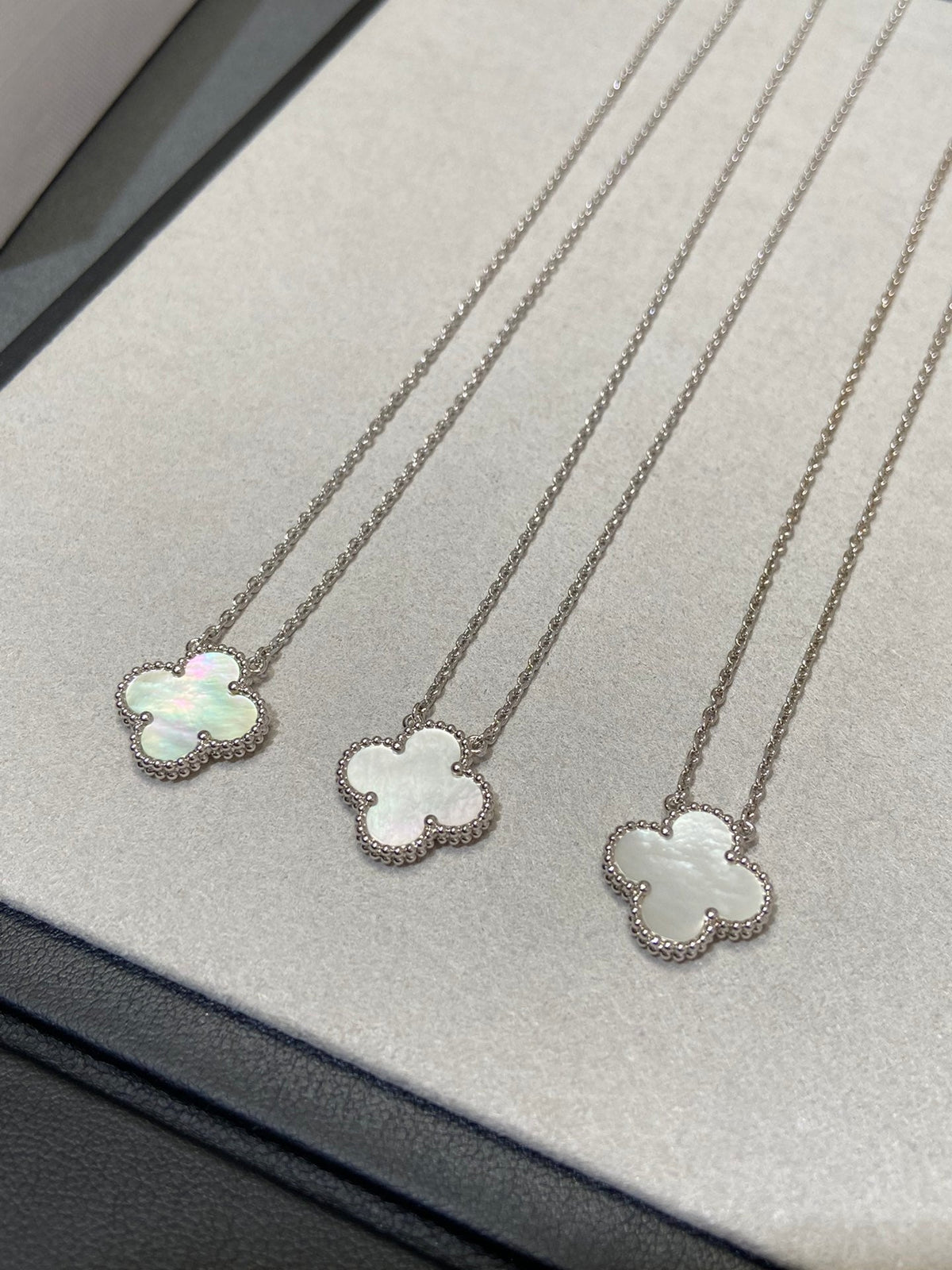 [Solara Jewelry ]CLOVER MEDIUM SILVER WHITE MOP NECKLACE