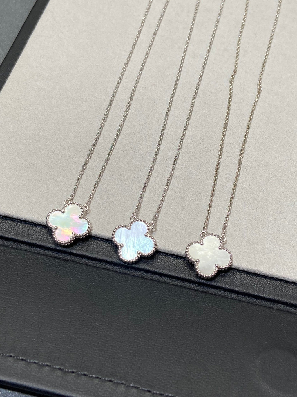 [Solara Jewelry ]CLOVER MEDIUM SILVER WHITE MOP NECKLACE