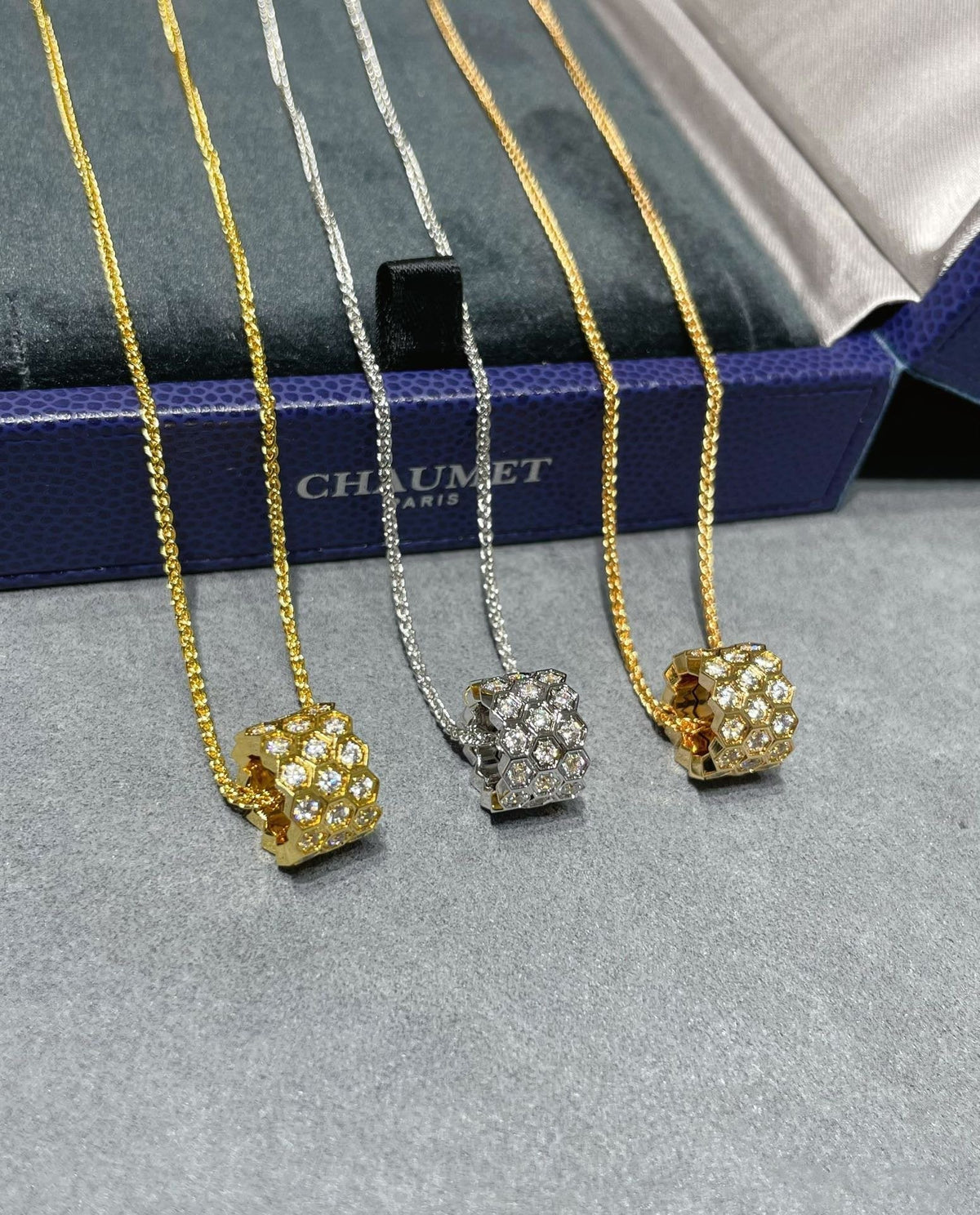 [Solara Jewelry ]BEE LOVE DIAMOND PAVED 3 ROW NECKLACE