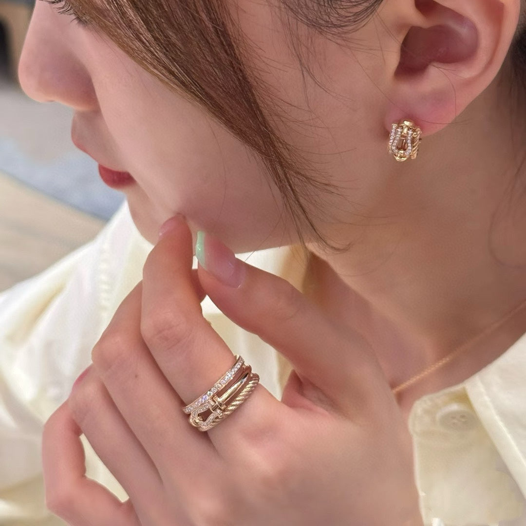 [Solara Jewelry ]Kraftvolle Neuheit: Unisex Twist & Mini Horsebit Ohrstecker mit Kristallen