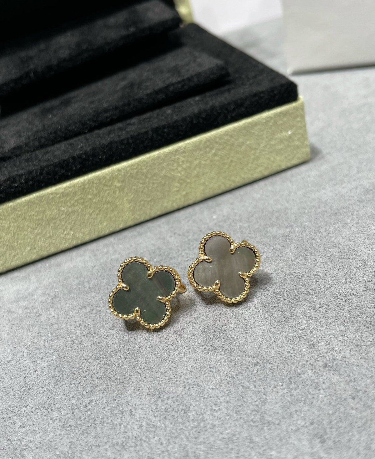 [Solara Jewelry ]CLOVER 15MM GRAY MOP EARRINGS