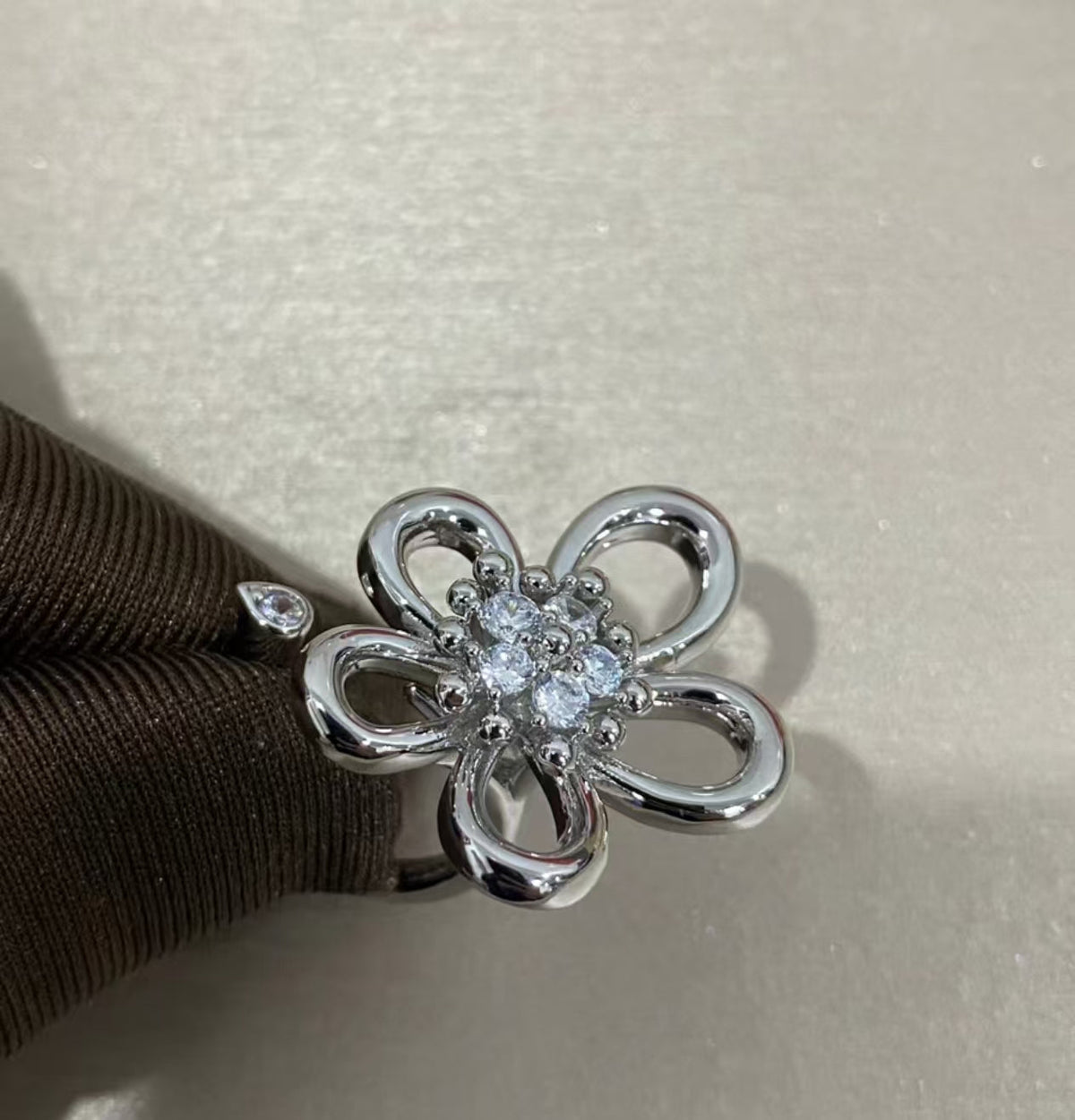 [Solara Jewelry ]FLOWERLACE BETWEEN THE FINGER