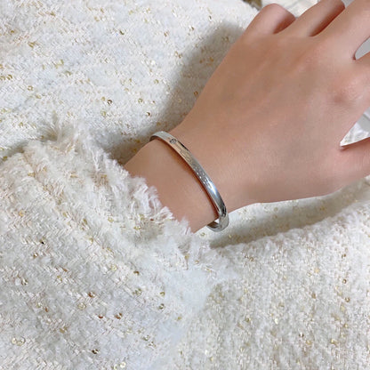 [Solara Jewelry ]LOVE カスタムネームブレスレット | シングルダイヤモンド | 刻印シグネチャカフ