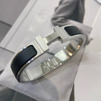 {
  "Solara Jewelry": "ソララ・ジュエリー",
  "CLIC CHAINE SILVER BRACELET - Black wristband": "クリック・シェーヌ・シルバーブレスレット - ブラックリストバンド"
}