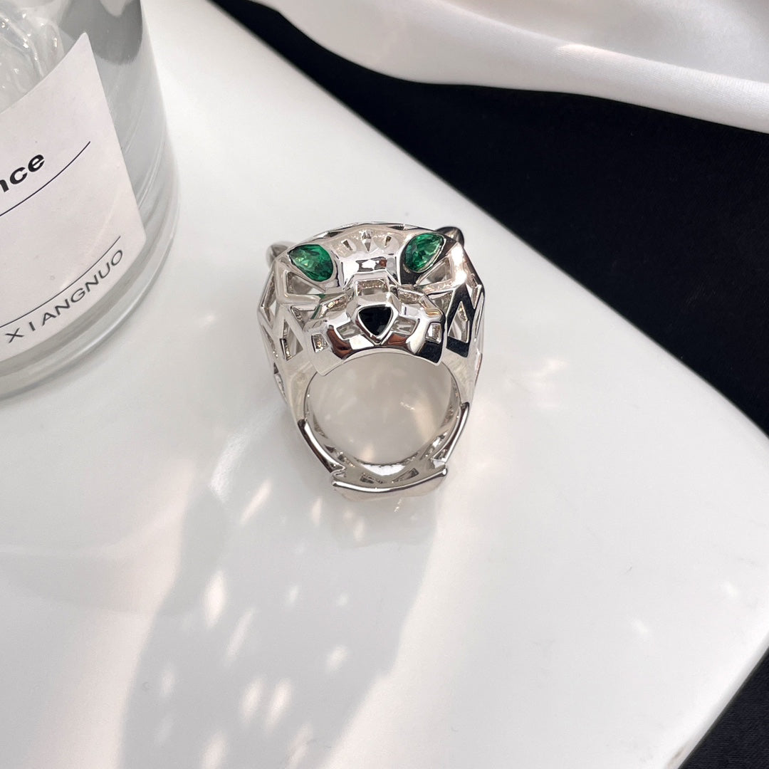 [Solara Jewelry ]CT エレガントなオープンワーク パンサーヘッド リング エメラルド付き