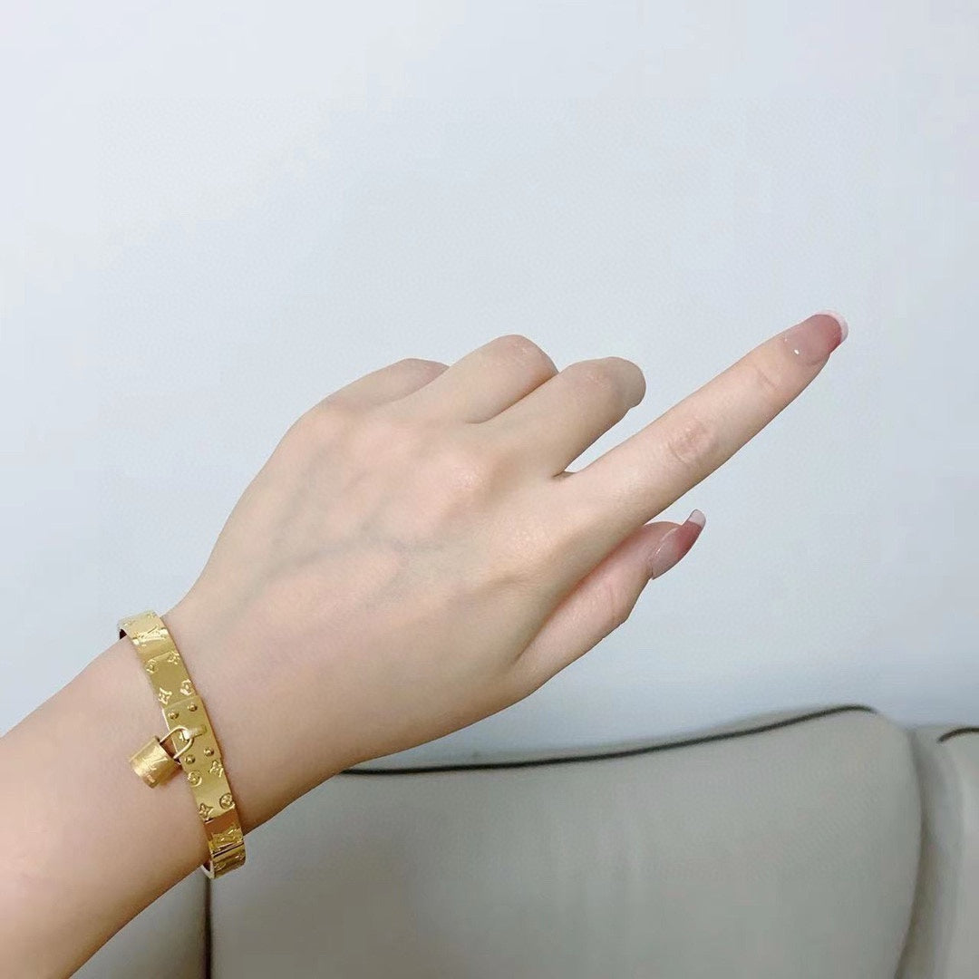 [Solara Jewelry ]H Bracelet with Lock Closure and Brand Logo