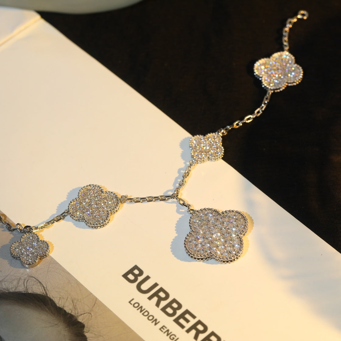 [Solara Jewelry ]KLEEBRACHTARMBAND 5 MOTIV SILBER DIAMANT PAVÉ