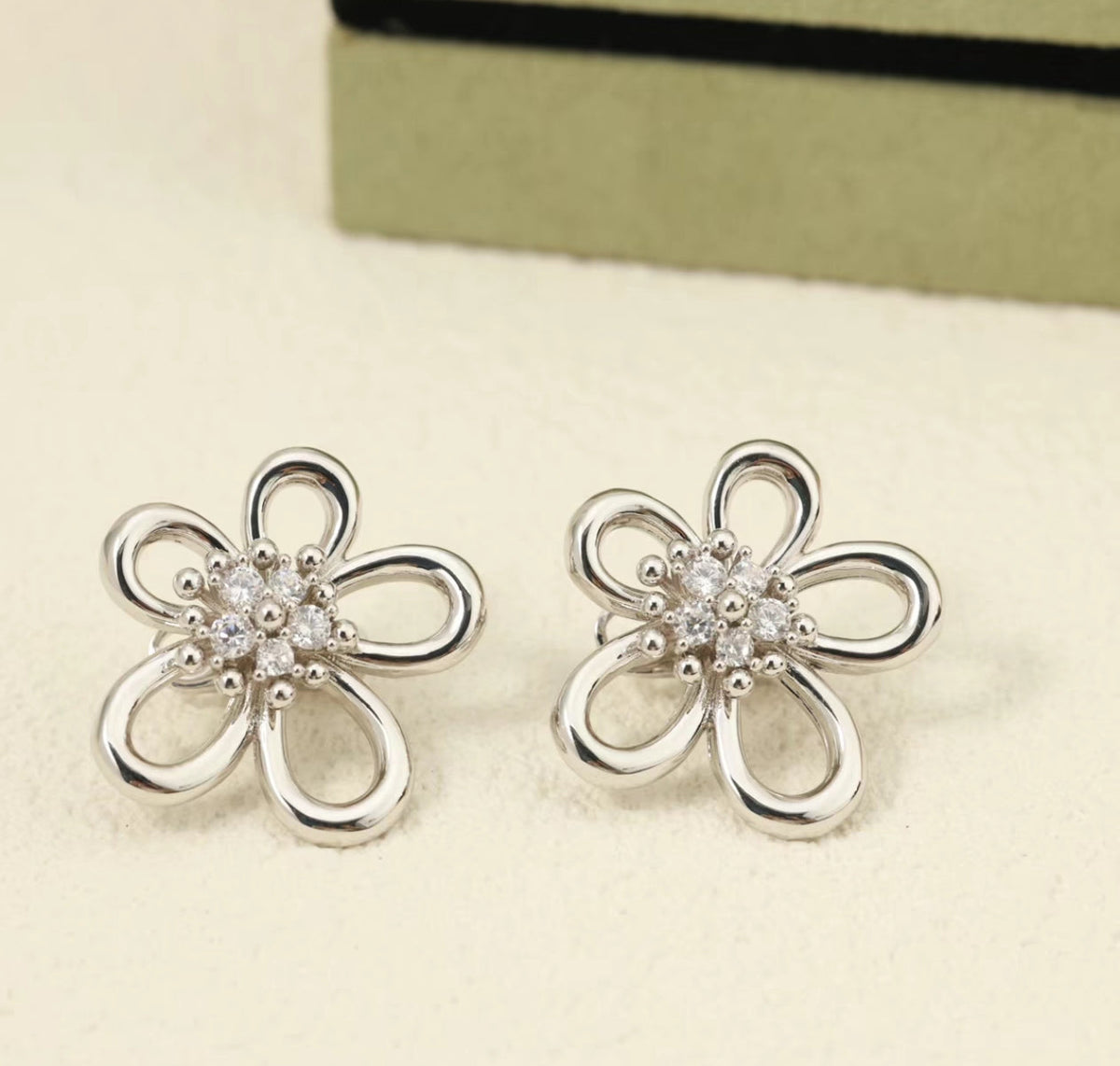 [Solara Jewelry ]FLOWERLACE'S NEW SUNFLOWER STUD EARRINGS