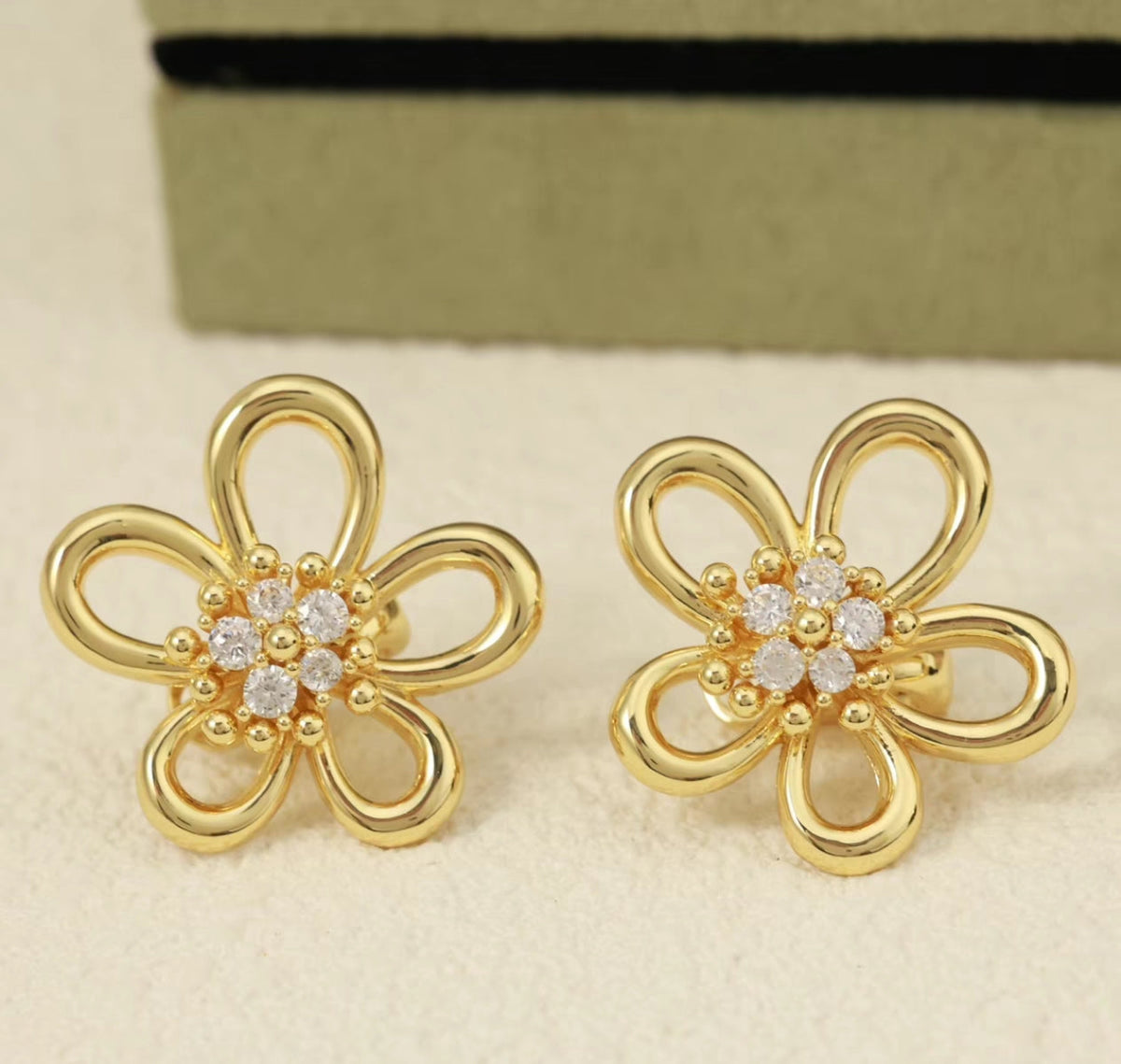 [Solara Jewelry ]FLOWERLACE'S NEW SUNFLOWER STUD EARRINGS