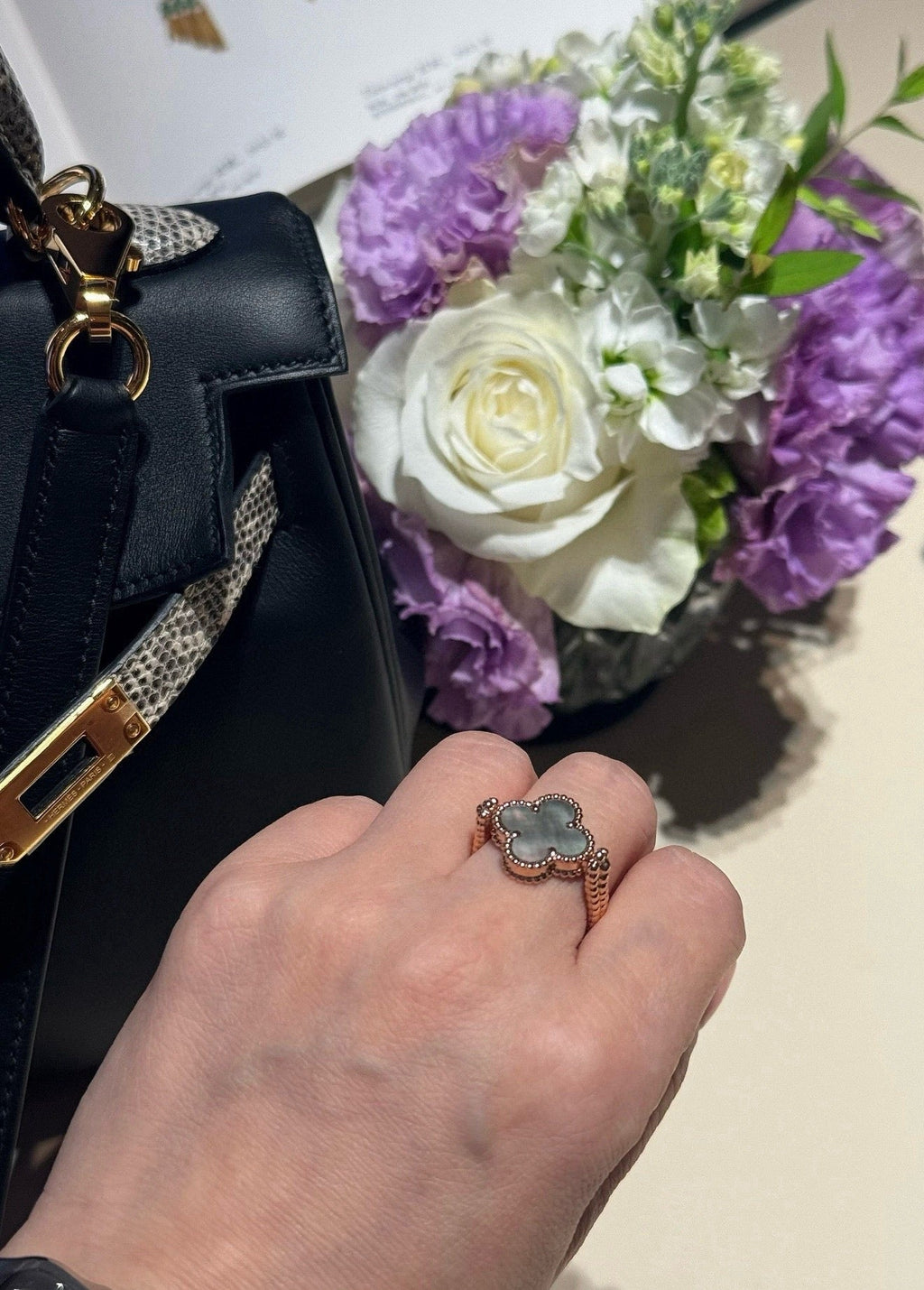 [Solara Schmuck ]Kleeblatt WENDEBAR Grau MOP RING
