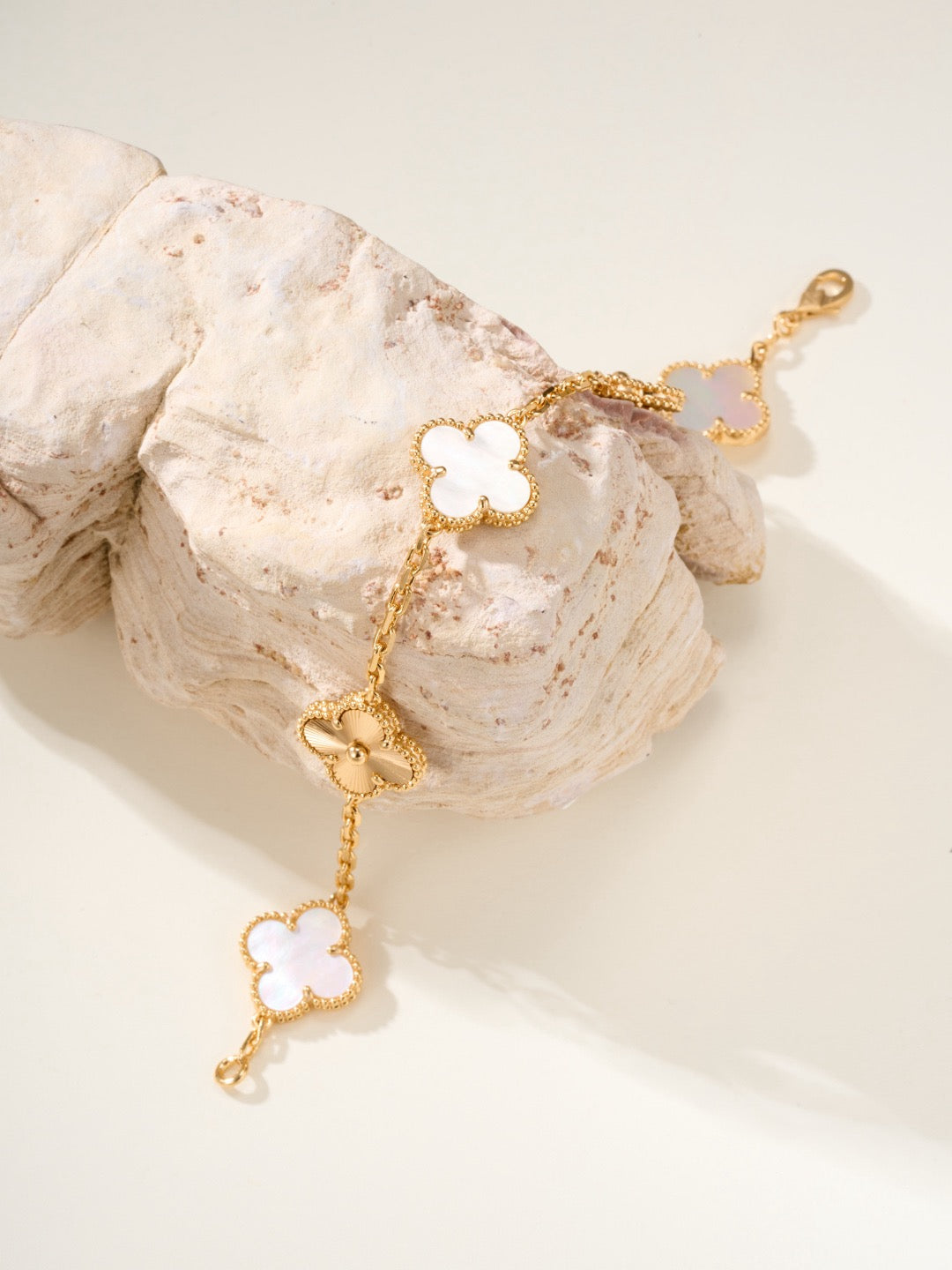 [Solara Jewelry ]クローバー ブレスレット 5モチーフ 白蝶貝 ゴールド