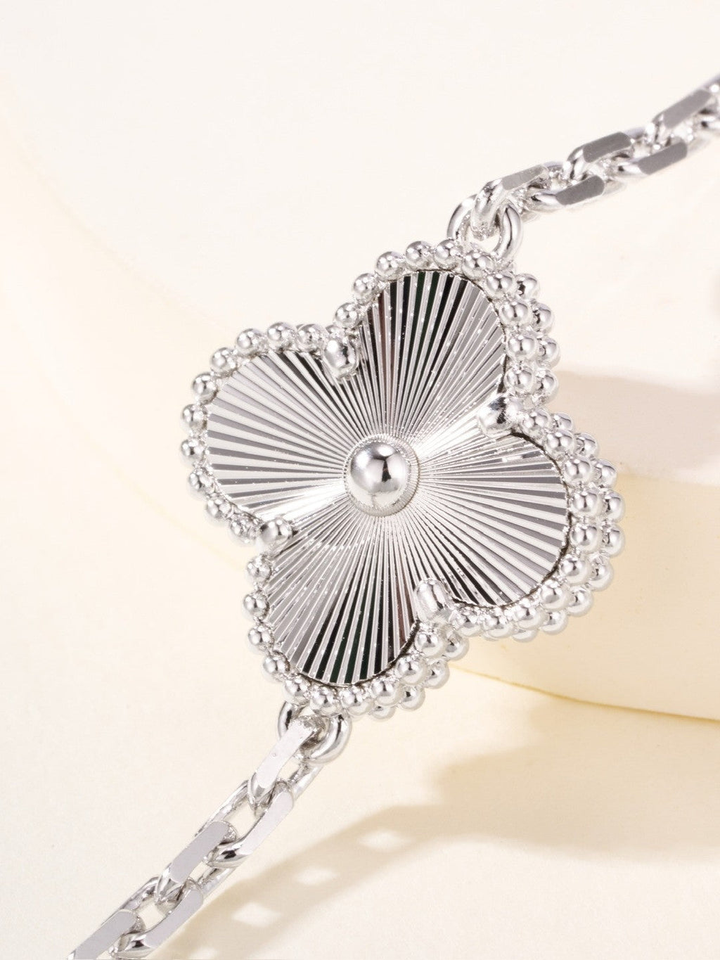 [Solara Jewelry ]Kleeblatt-Armband aus perlmuttfarbenen, lasergeschnittenen Silber mit 5 Mustern