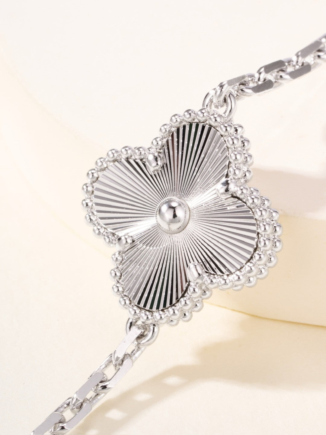 [Solara Jewelry ]Kleeblatt-Armband aus perlmuttfarbenen, lasergeschnittenen Silber mit 5 Mustern