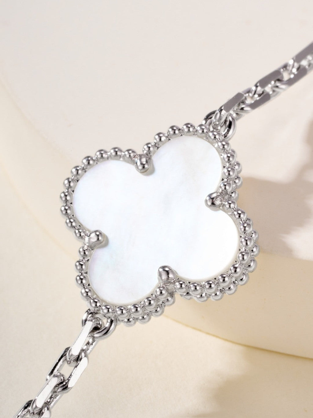 [Solara Jewelry ]Kleeblatt-Armband aus perlmuttfarbenen, lasergeschnittenen Silber mit 5 Mustern