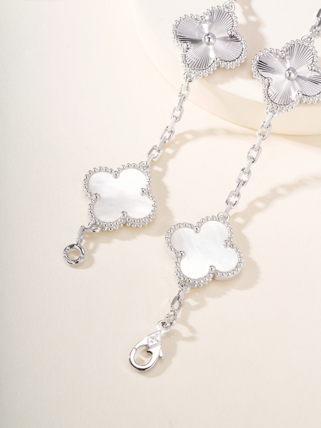 [Solara Jewelry ]Kleeblatt-Armband aus perlmuttfarbenen, lasergeschnittenen Silber mit 5 Mustern