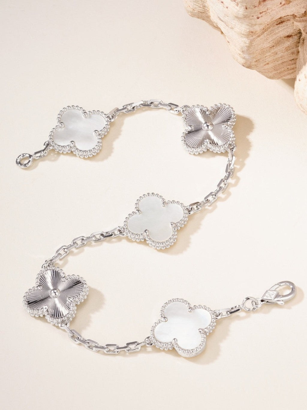 [Solara Jewelry ]Kleeblatt-Armband aus perlmuttfarbenen, lasergeschnittenen Silber mit 5 Mustern