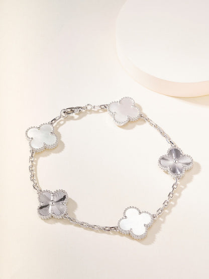 [Solara Jewelry ]Kleeblatt-Armband aus perlmuttfarbenen, lasergeschnittenen Silber mit 5 Mustern