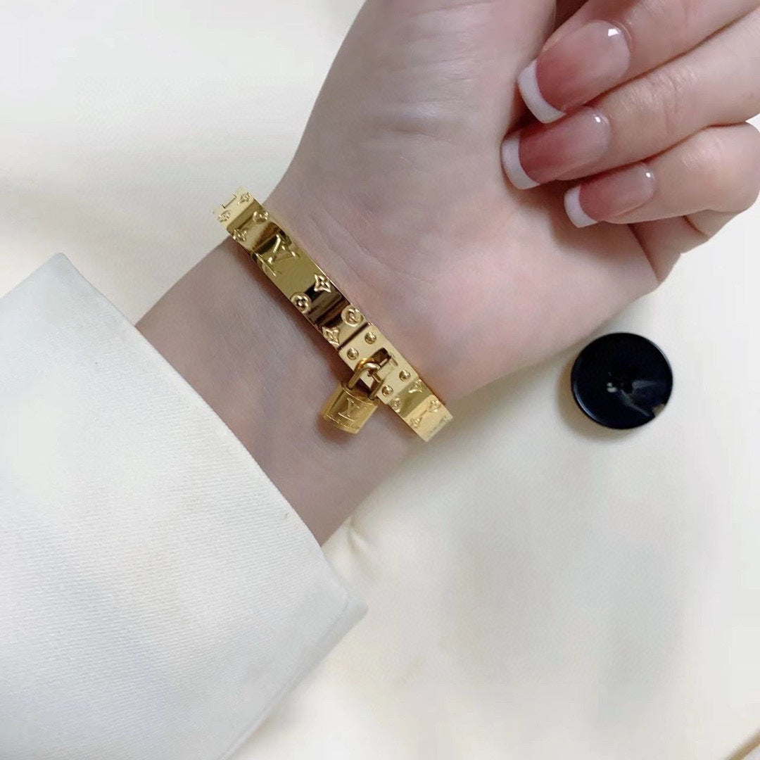 [Solara Jewelry ]H Bracelet with Lock Closure and Brand Logo