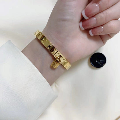 [Solara Jewelry ]H Bracelet with Lock Closure and Brand Logo