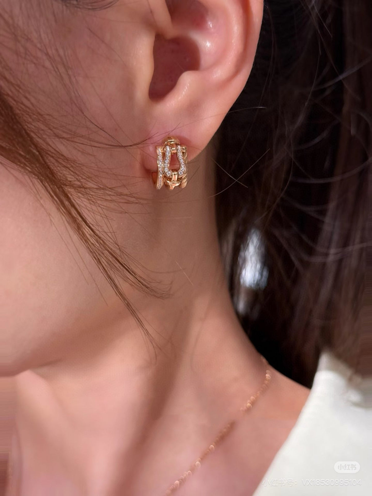 [Solara Jewelry ]Kraftvolle Neuheit: Unisex Twist & Mini Horsebit Ohrstecker mit Kristallen