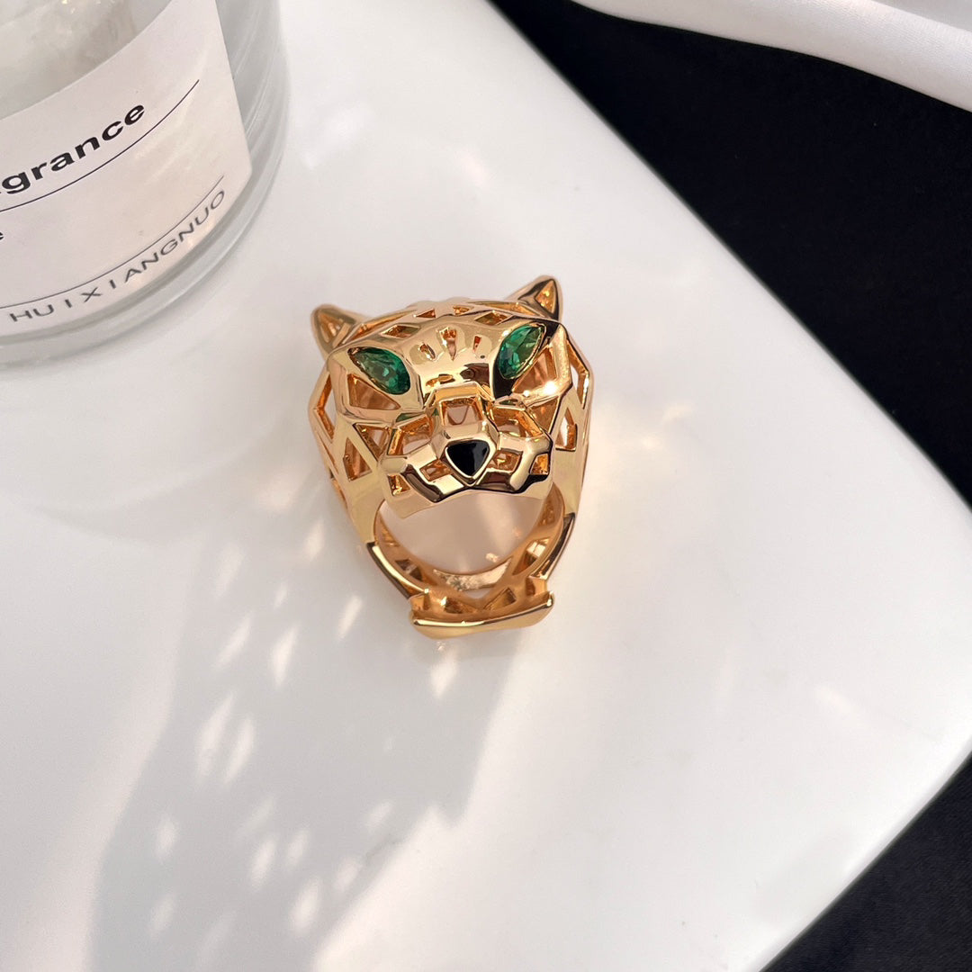 [Solara Jewelry ]CT Eleganter durchbrochener Pantherkopfring mit Smaragd